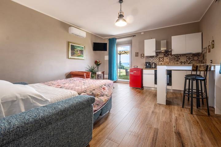 Entire apartment, Apartment 'Quercia' with Shared Garden and Air Conditioning in Pitigliano, Grosseto Province