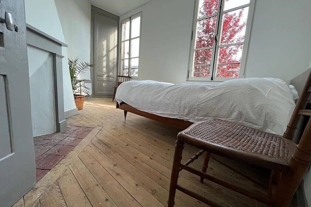 Riverside House & Terrace in Village & Restaurants, Wood Burning Stove, Walking in Cormeilles, Région de Bernay