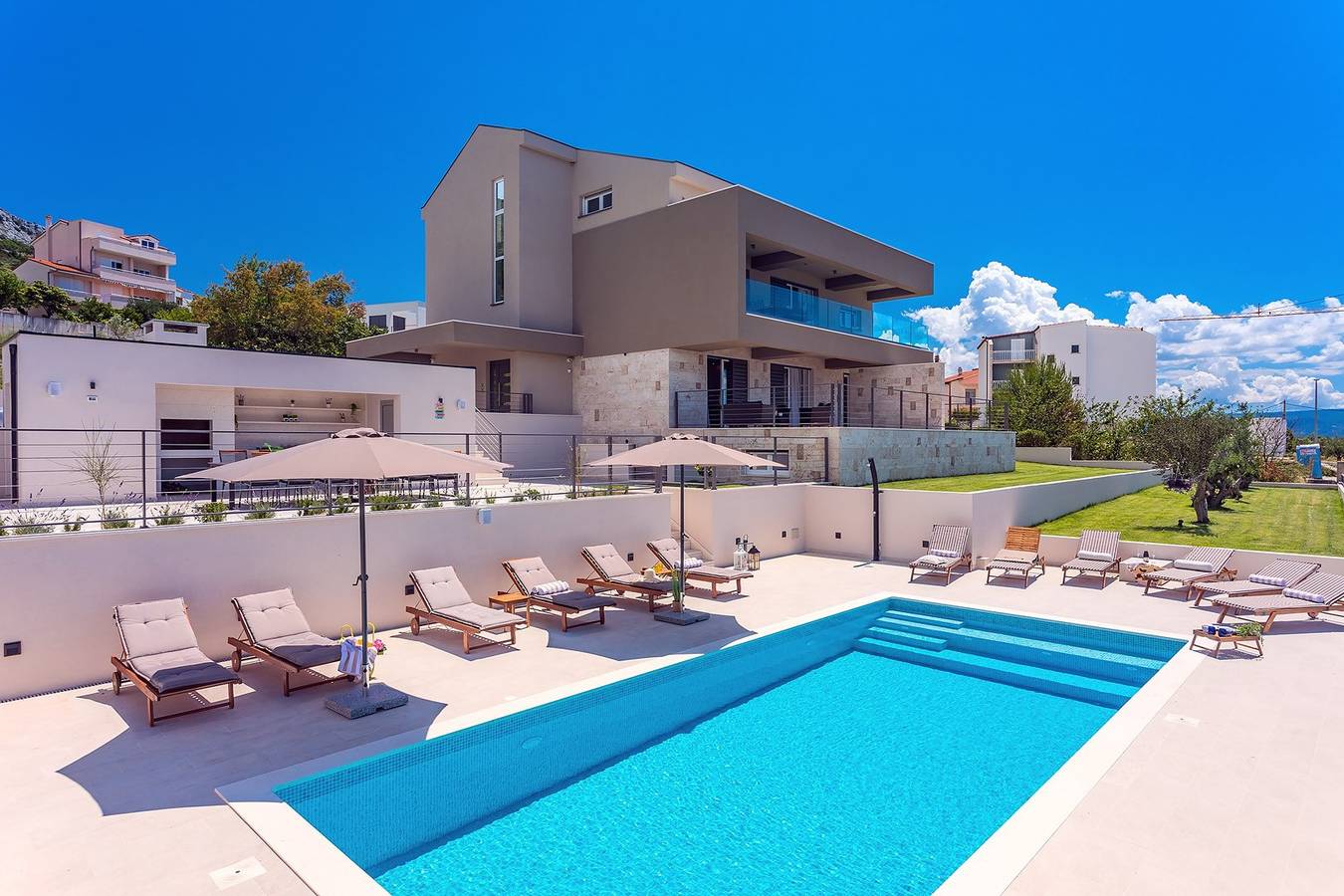 Geräumige Villa mit 7 Schlafzimmern, privatem Pool und Meerblick in Podstrana in Podstrana, Split-Dalmatien