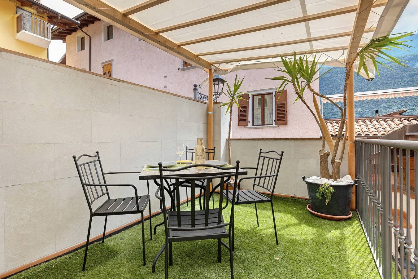 Ganze Wohnung, Apartment „Casa Sole 2“ mit Bergblick, Balkon und Wlan in Ceniga, Dro
