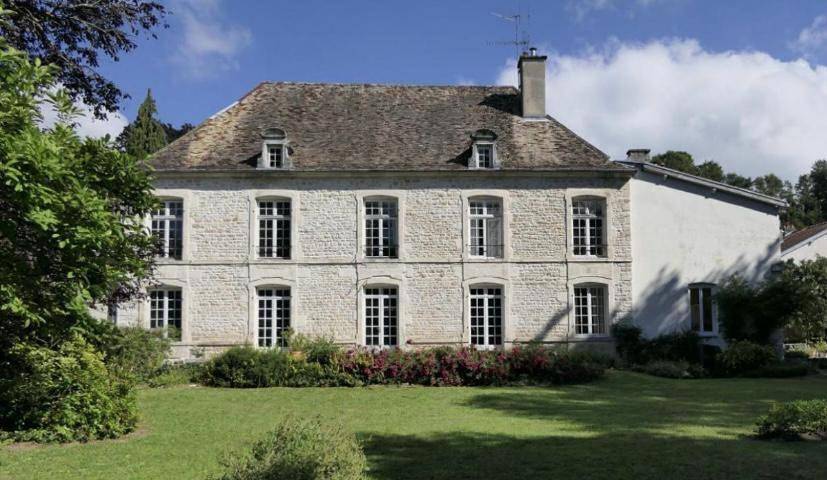 Gîte pour 2 personnes, avec jardin ainsi que terrasse et vue dans Chamarandes-Choignes