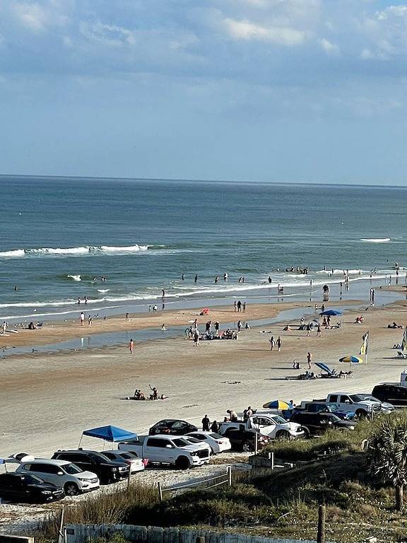 Ganze Wohnung, Daytona Escape with Ocean View Balcony, Tiki Bar and Heated pool in Daytona Beach, Florida