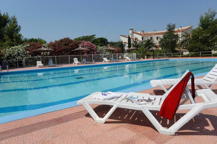 Location de vacances pour 4 personnes, avec jardin et terrasse ainsi que vue et piscine, animaux acceptés à Alénya