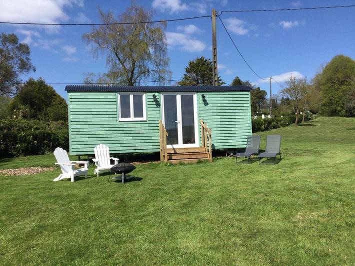 Location de vacances pour 2 personnes, avec jardin ainsi que terrasse et vue dans Plévin