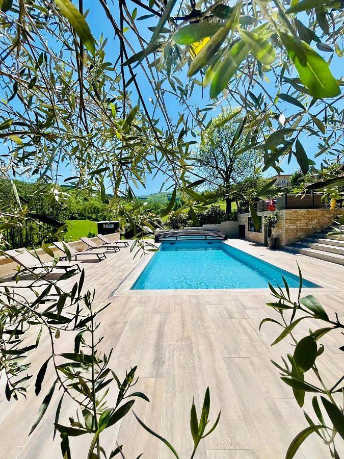 Location de vacances pour 2 personnes, avec vue ainsi que piscine et jardin dans Sourcieux-les-Mines - 2