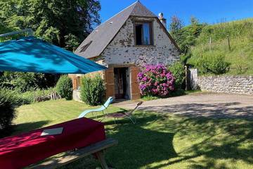 Gîte pour 8 personnes, avec terrasse à Astugue