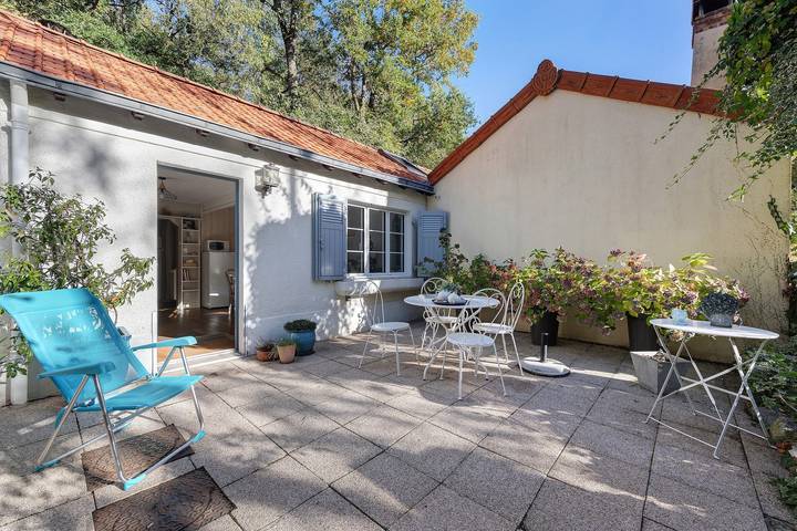 Cottage 'Au Fil De L'eau Proche Puy Du Fou' con terrazza privata in Saint-Laurent-sur-Sèvre, La Roche-sur-Yon e dintorni