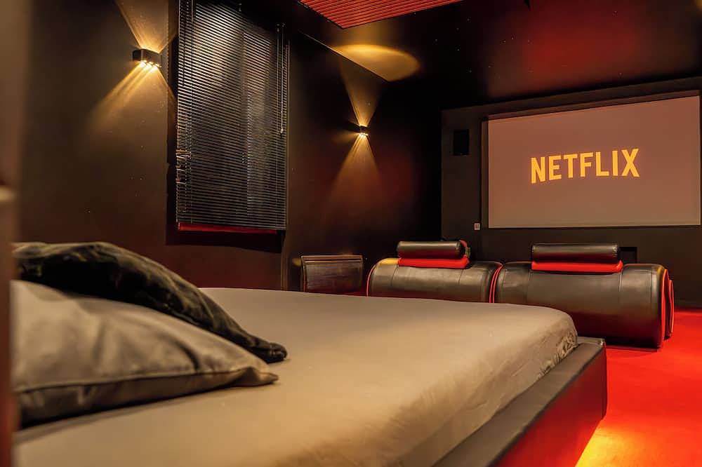 Appartement entier, La Suite d’Exception : Cinéma Privé & Spa de Rêve” in Précy-sur-Oise, Oise