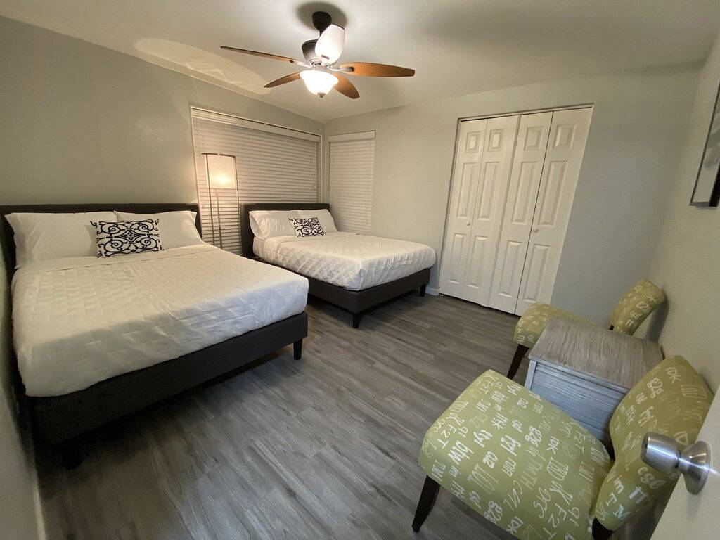 Ideal Beautiful Vacation Rental for Fans- Walk to At&T Stadium. Park 4 cars in Arlington, Tarrant County