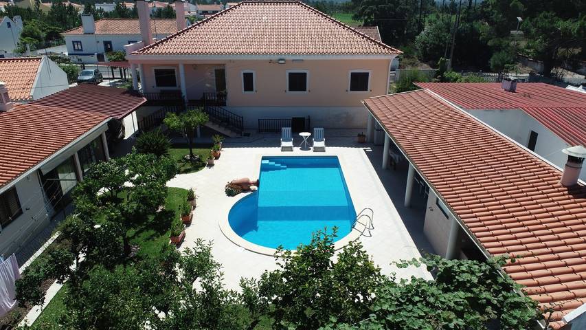 Villa 'Beautiful Deluxe 4 Bedroom' com piscina privada, jardim privado e acesso Wi-Fi in Costa Alentejana