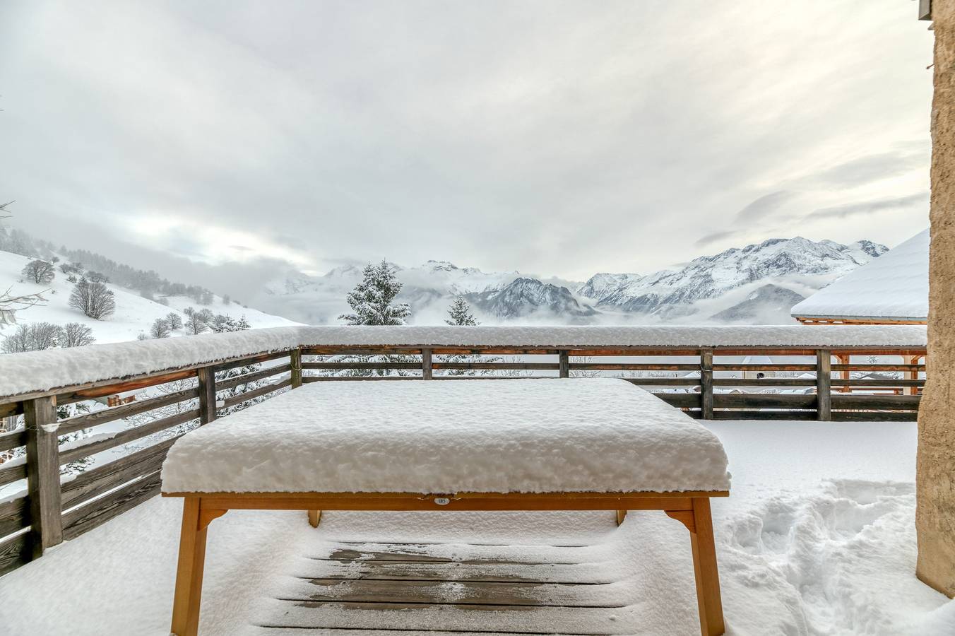 Chalet 'Belledonne' with Mountain View, Private Terrace and Wi-Fi in Villard-Reculas, Écrins National Park