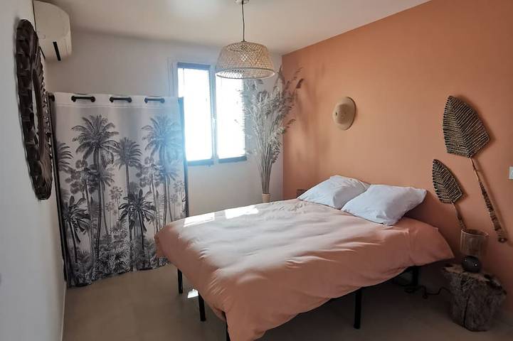 Entire apartment, Furnished 2-bedroom apartment \"Le Nid des maures\", shared pool and jacuzzi in Le Cannet-des-Maures, Draguignan region