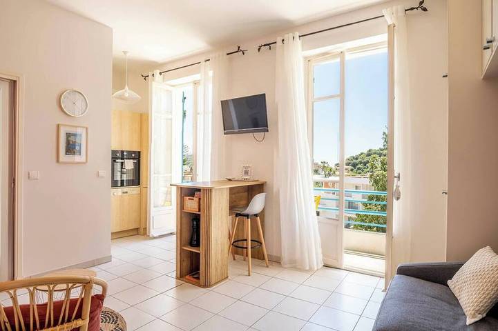 Holiday rental for 2 people, with pool and garden as well as balcony in Beaulieu-sur-Mer