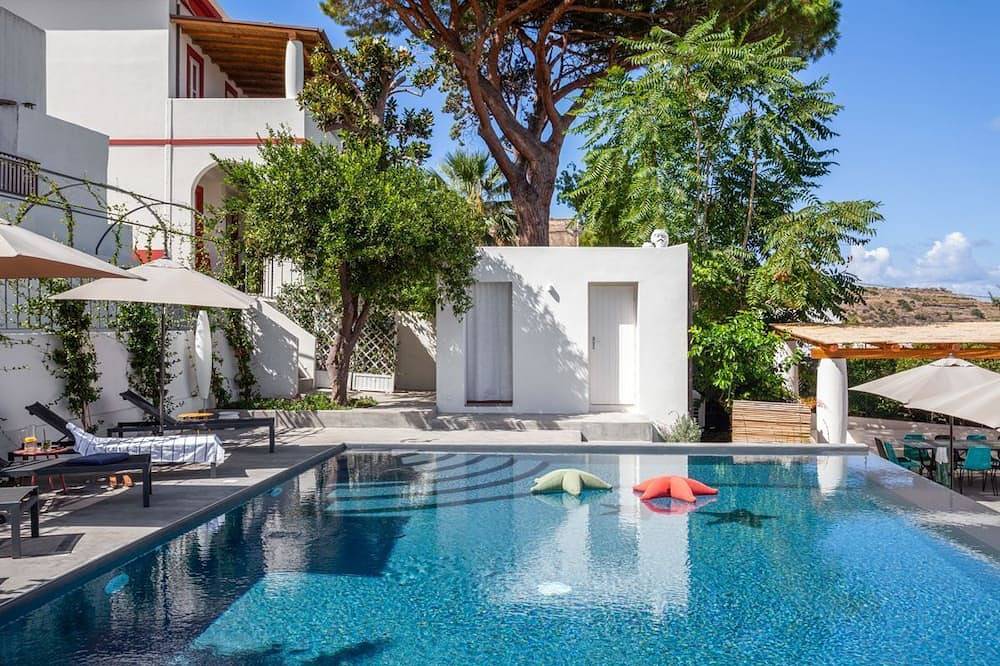 Villa Esotica - Sei Camere da Letto Villa, Ospiti Massimo 12 in Malfa, Salina