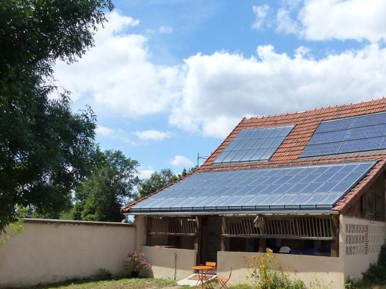 Casa rural eco restaurada con jardín, juegos para niños y estacionamiento cerca de Néris les Bains in Blomard, Región de Montluçon