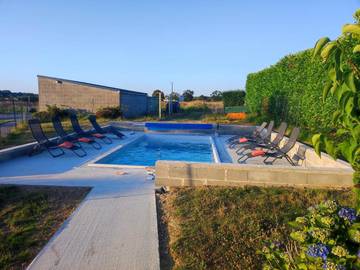 Gîte pour 8 personnes, avec piscine ainsi que jacuzzi et jardin à Guer