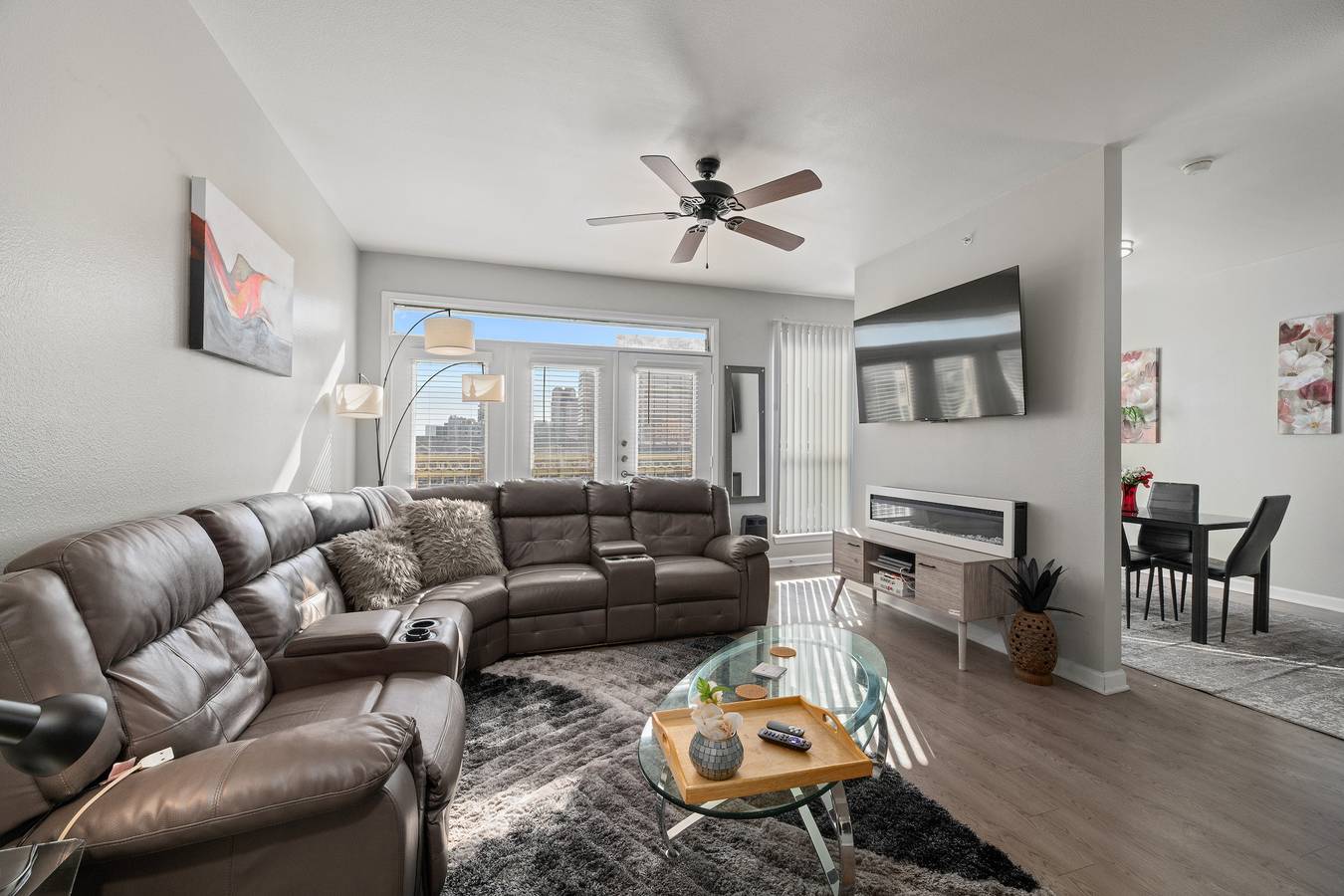Ganze Wohnung, Geräumiges Apartment in Dallas mit Blick auf die Stadt in der Nähe der Galleria Mall in Dallas, Dallas County