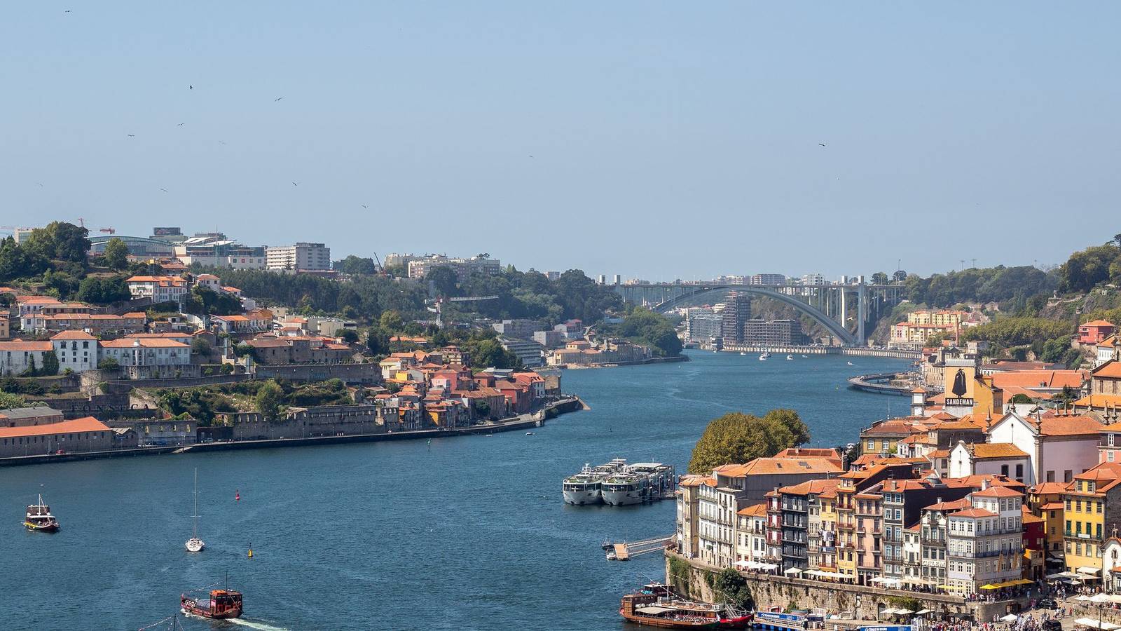 Apartamento inteiro, Bright 3Br Flat near Douro w/ Ac by Lovelystay in Santa Marinha e São Pedro da Afurada, Distrito do Porto