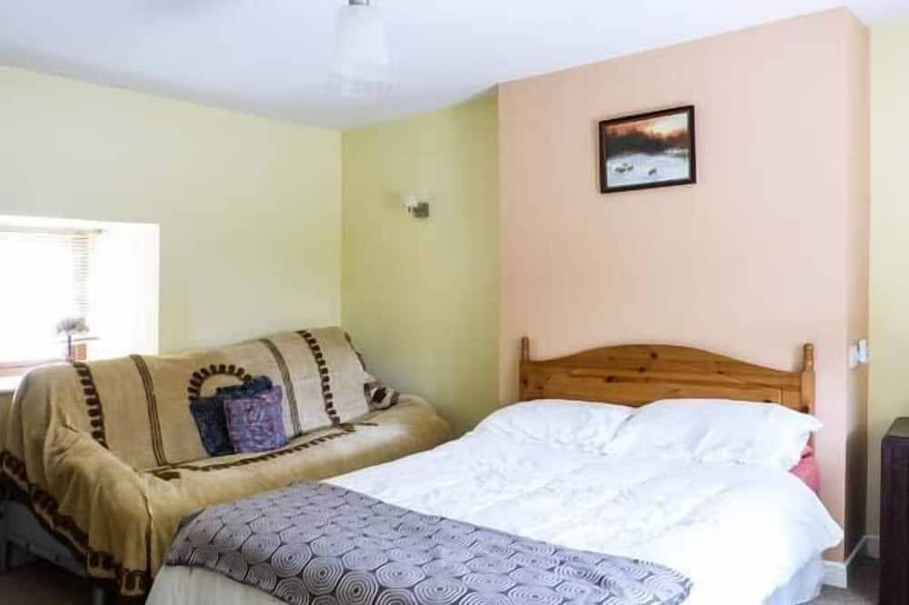 Ferrys, family friendly, with open fire in Portsalon, County Donegal in Lough Swilly