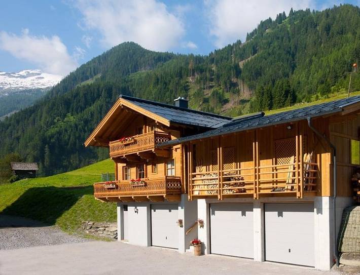 Ferienhaus für 7 Personen, mit Balkon und Terrasse in Hüttschlag