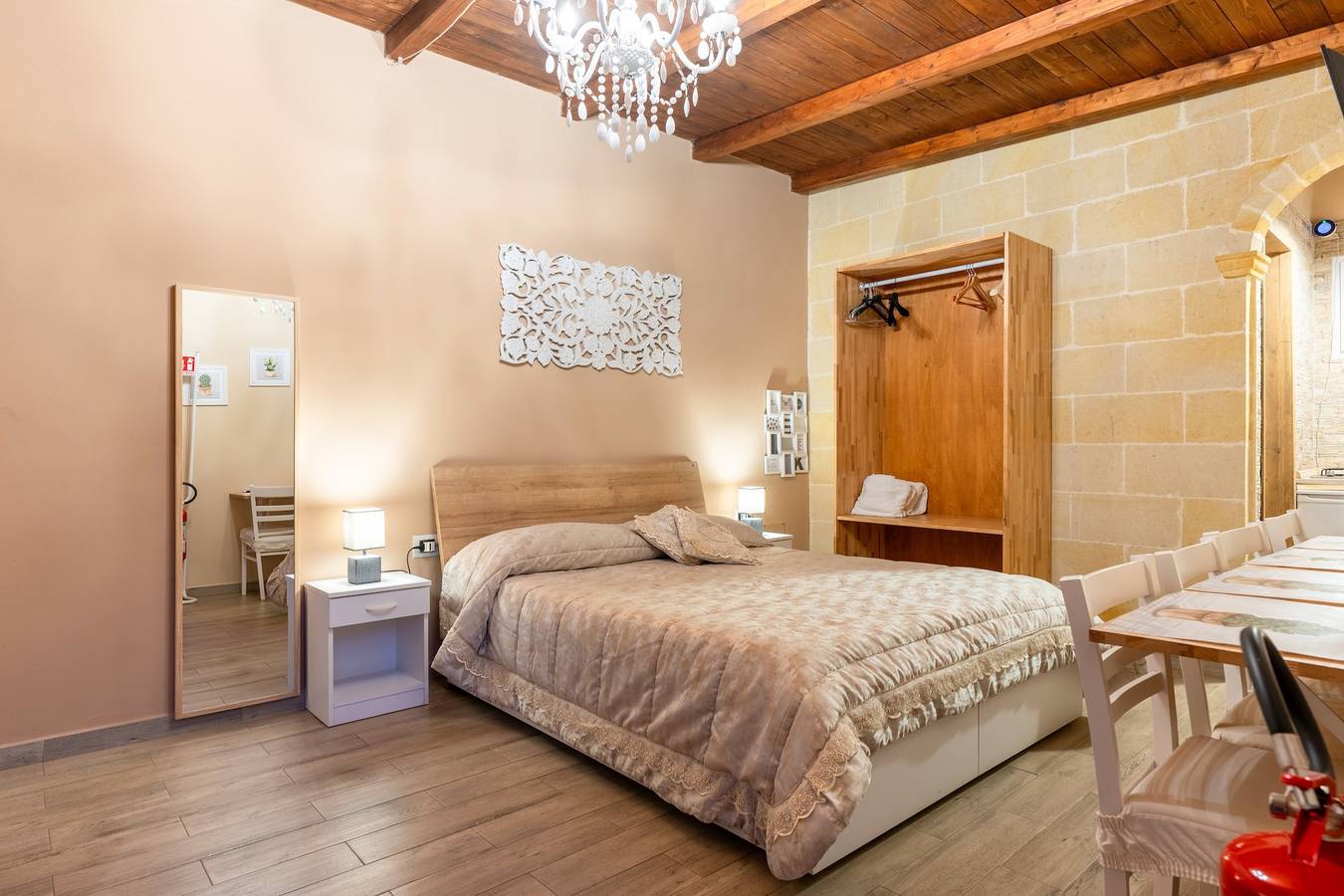 Bed and Breakfast 'Le Carrube' con Wi-Fi e aria condizionata in Sava, Provincia di Taranto