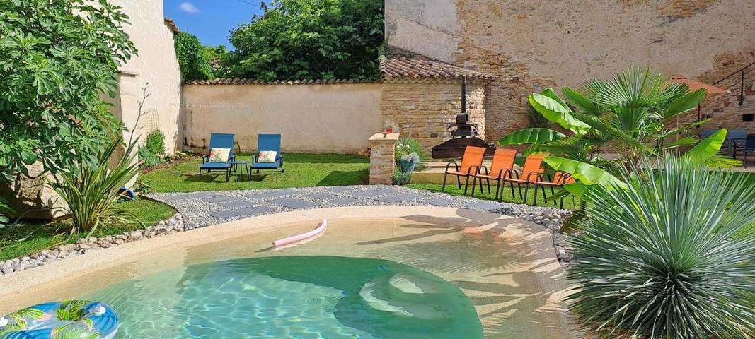 Location de vacances pour 4 personnes, avec jardin ainsi que terrasse et piscine à Crêches-sur-Saône - 4