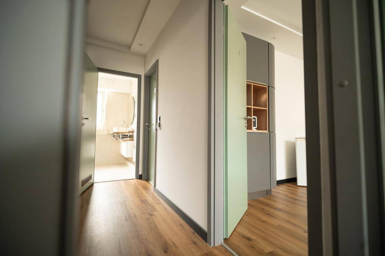 Shiny Singapore Room - Homestay - Doppelzimmer mit Gemeinschaftsbad in Porz (Köln), Keulen