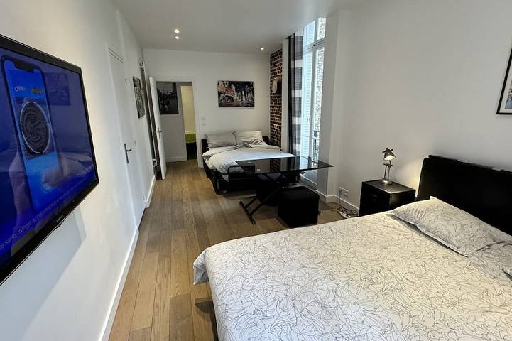 Vacation rental for 4 people, with yard and hot tub as well as balcony, with pets around the Eiffel Tower