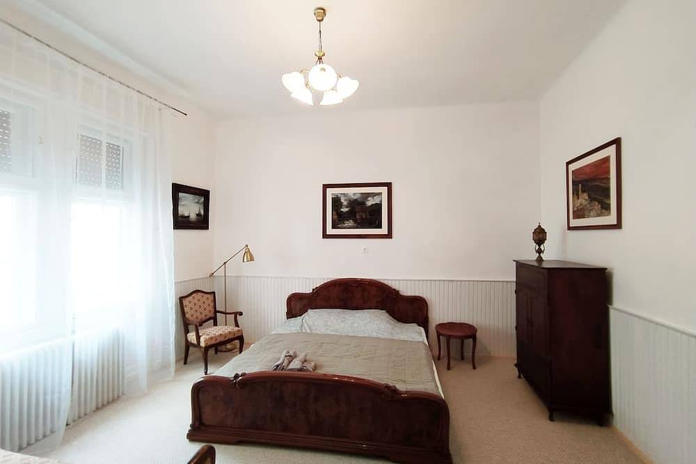 Entire apartment, Charming 2-bedroom apartment in lovely Keszthely with Wifi, washing machine in Keszthely, Keszthely region