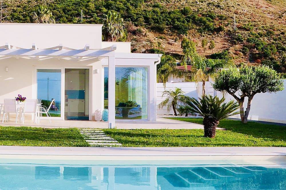 Golden Holiday Mare Villa with Pool in Terrasini, Palermo Provinz