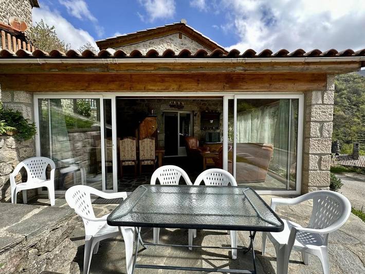 Gîte pour 4 personnes, avec terrasse et vue dans Péreyres