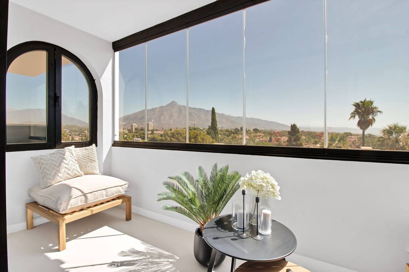 Entire apartment, Apartment '5min De Puerto Banús' with Mountain View, Wi-Fi and Air Conditioning in Marbella West, Marbella
