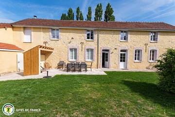 Gîte pour 10 personnes, avec terrasse et sauna ainsi que jardin et jacuzzi dans Marne