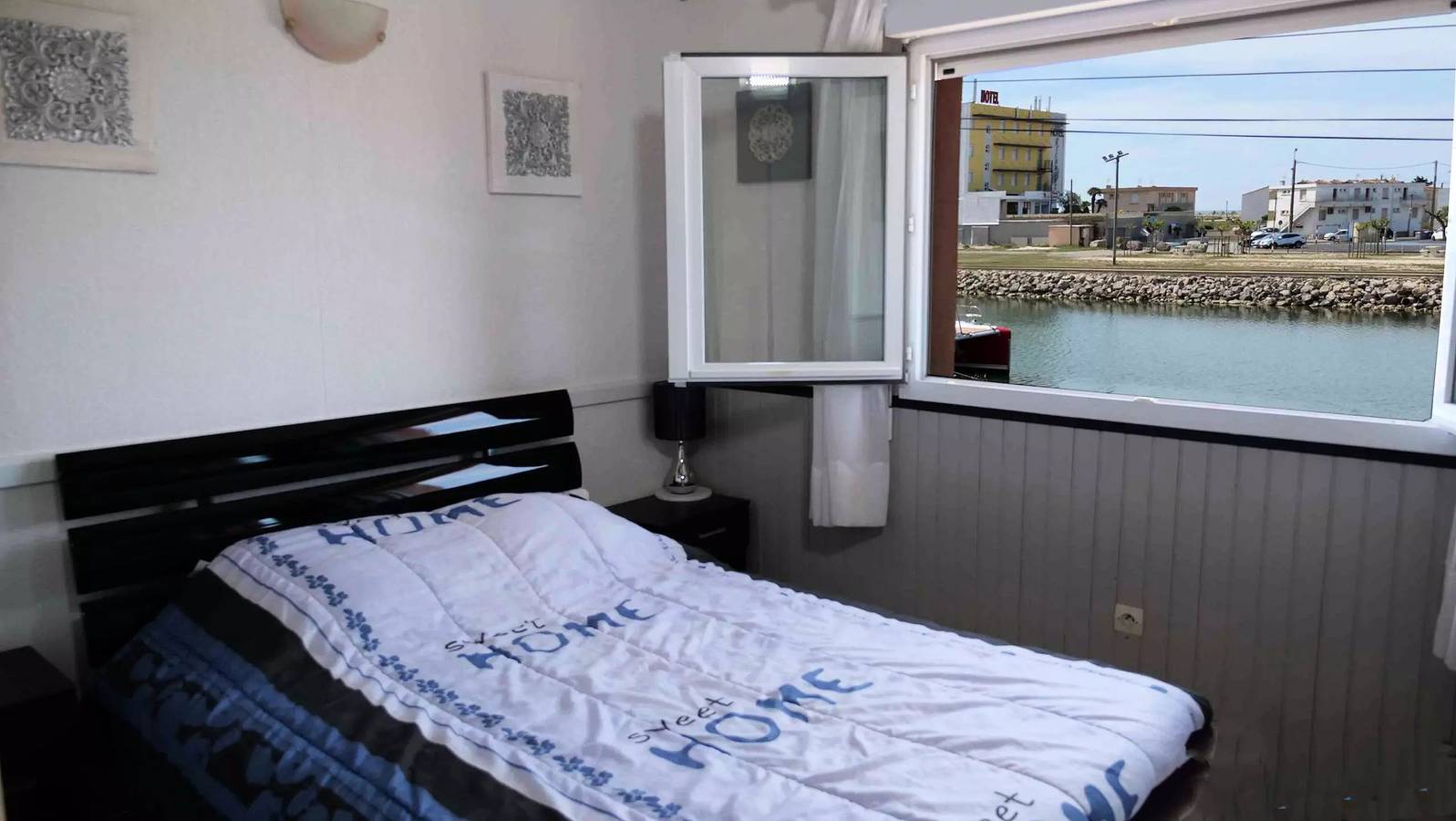 Spacious air-conditioned house with canal view, Robinson district in Marseillan-Plage, Marseillan