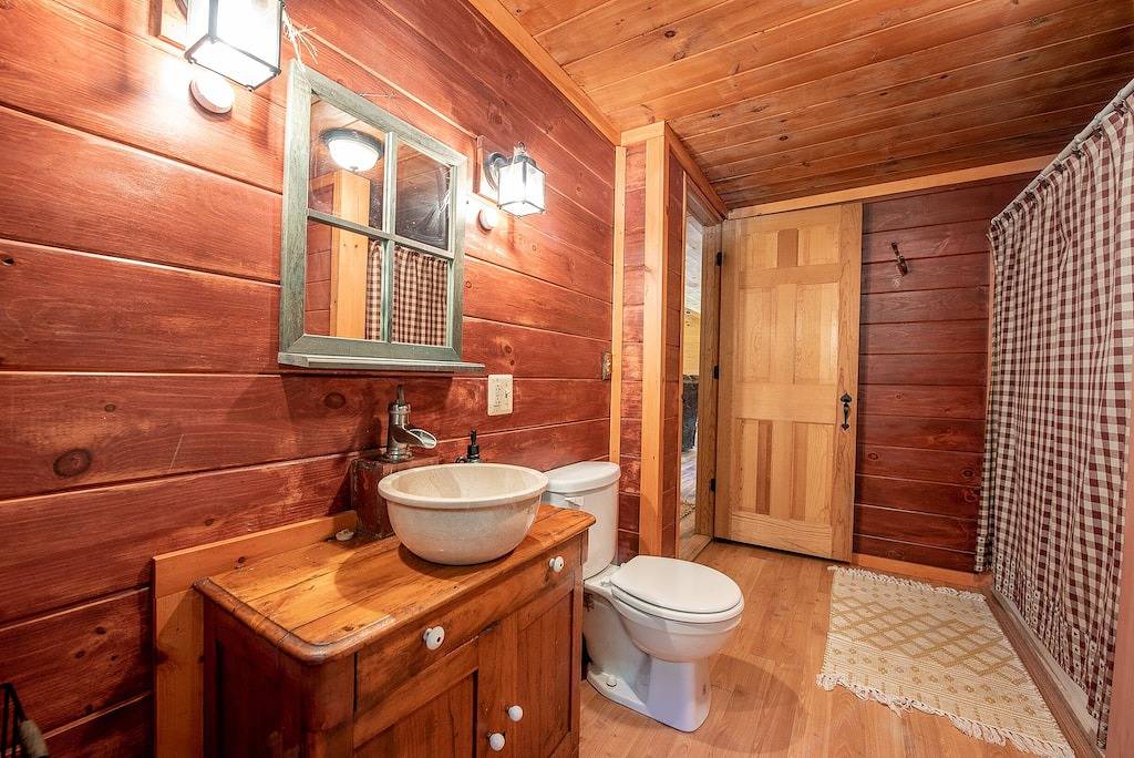 Log Cabin for 7 Guests in Canaan, New Hampshire