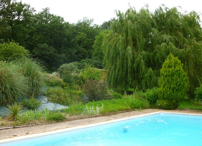 Gîte pour 2 personnes, avec terrasse ainsi que piscine et jardin