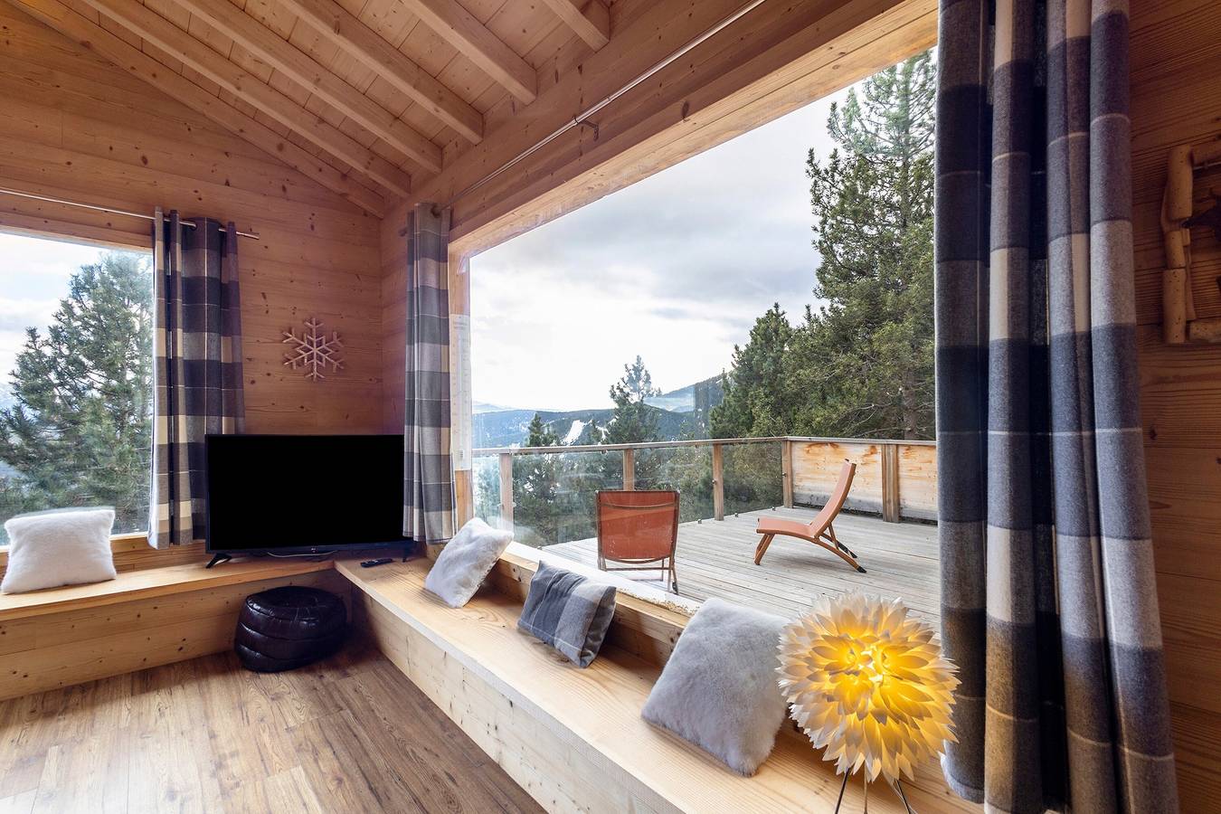 Chalet Sorbiers: 8 Schlafzimmer, herrlicher Seeblick, private Terrasse & Skifahren in 150 m Entfernung in Les Angles, Parc naturel régional des Pyrénées catalanes