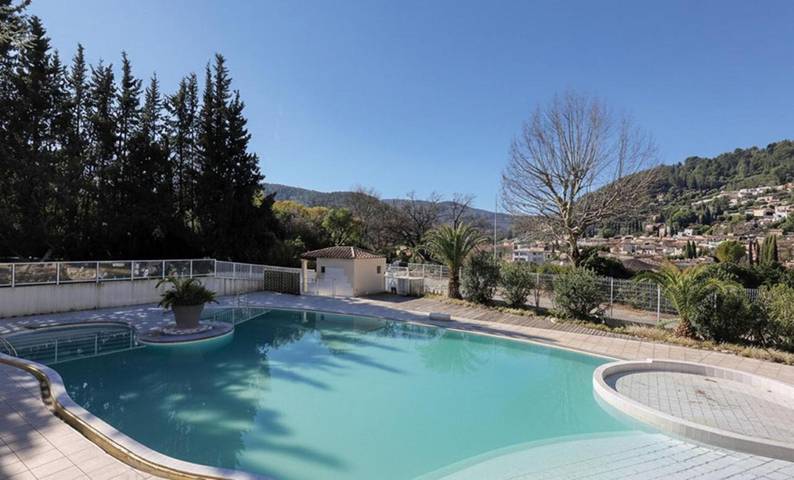 Chalet pour 5 personnes, avec terrasse et piscine