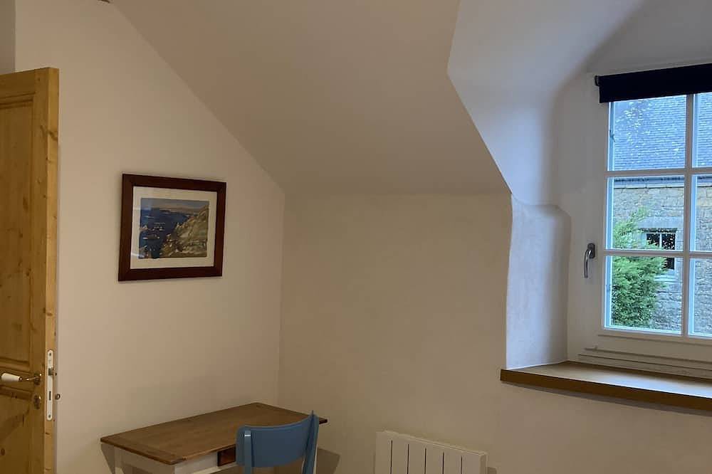 Stone house in the heart of an authentic Breton village by the sea in Plouharnel, Côte des Mégalithes