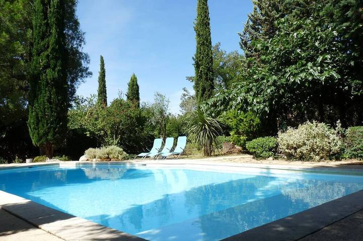 Gîte pour 25 personnes, avec jardin ainsi que terrasse et piscine à Saint-Michel-d'Euzet