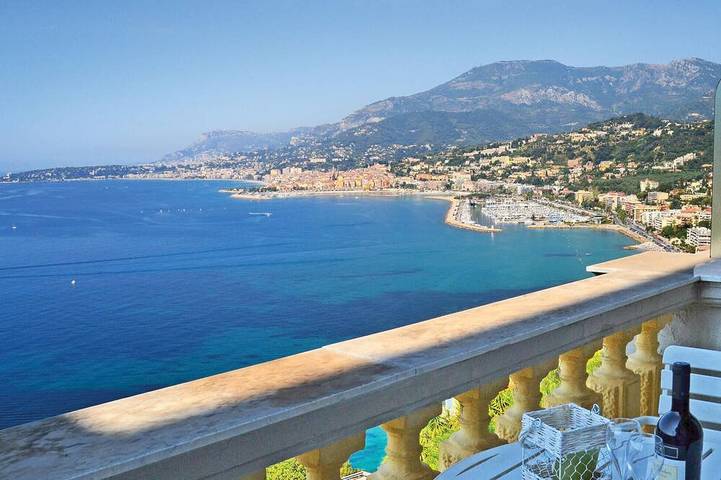 Location de vacances pour 5 personnes, avec terrasse et piscine à Grimaldi