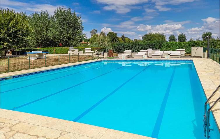 Retraite en bord de mer avec piscine et parking in Sarrecave, Haute-Garonne