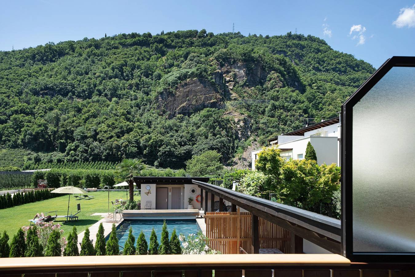 Entire apartment, Apartment 'Rosalie 5' with Mountain View, Shared Pool and Wi-Fi in Lana di Sotto, Lana