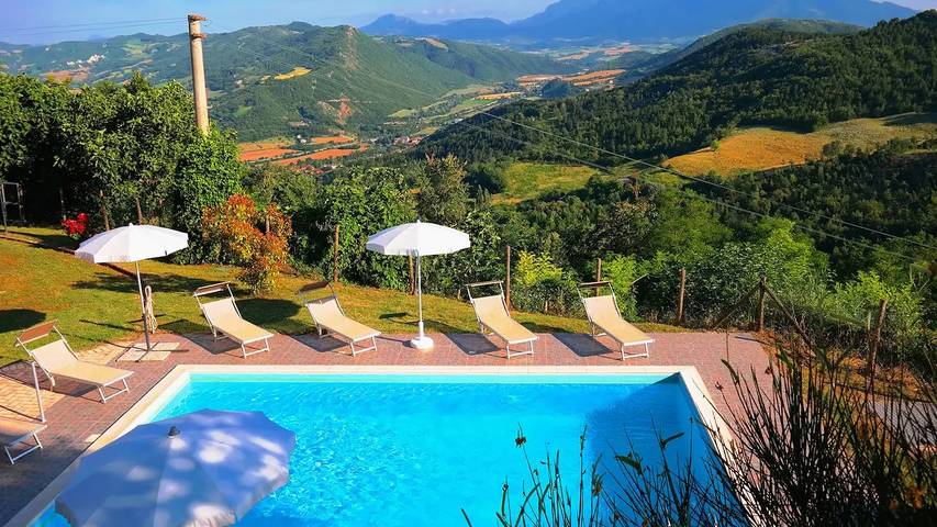 Agriturismo per 17 persone, con giardino e piscina a Acqualagna