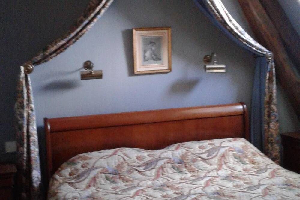 Ganze Wohnung, Schöne Wohnung in renoviertem Chateau in Les Forges, Deux-Sèvres