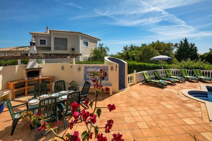 Villa West | Prestige 3 Bedroom Villa | Distant Sea Views | Perfect for Families in Carvoeiro, Lagoa e Carvoeiro