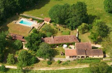 Gîte pour 10 personnes, avec terrasse ainsi que jardin et piscine à Badefols-sur-Dordogne