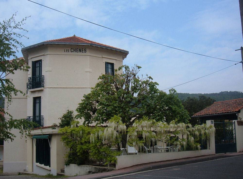 Les Chênes - Chambre 1 Double in Châtel-Guyon, Parc naturel régional des Volcans d'Auvergne