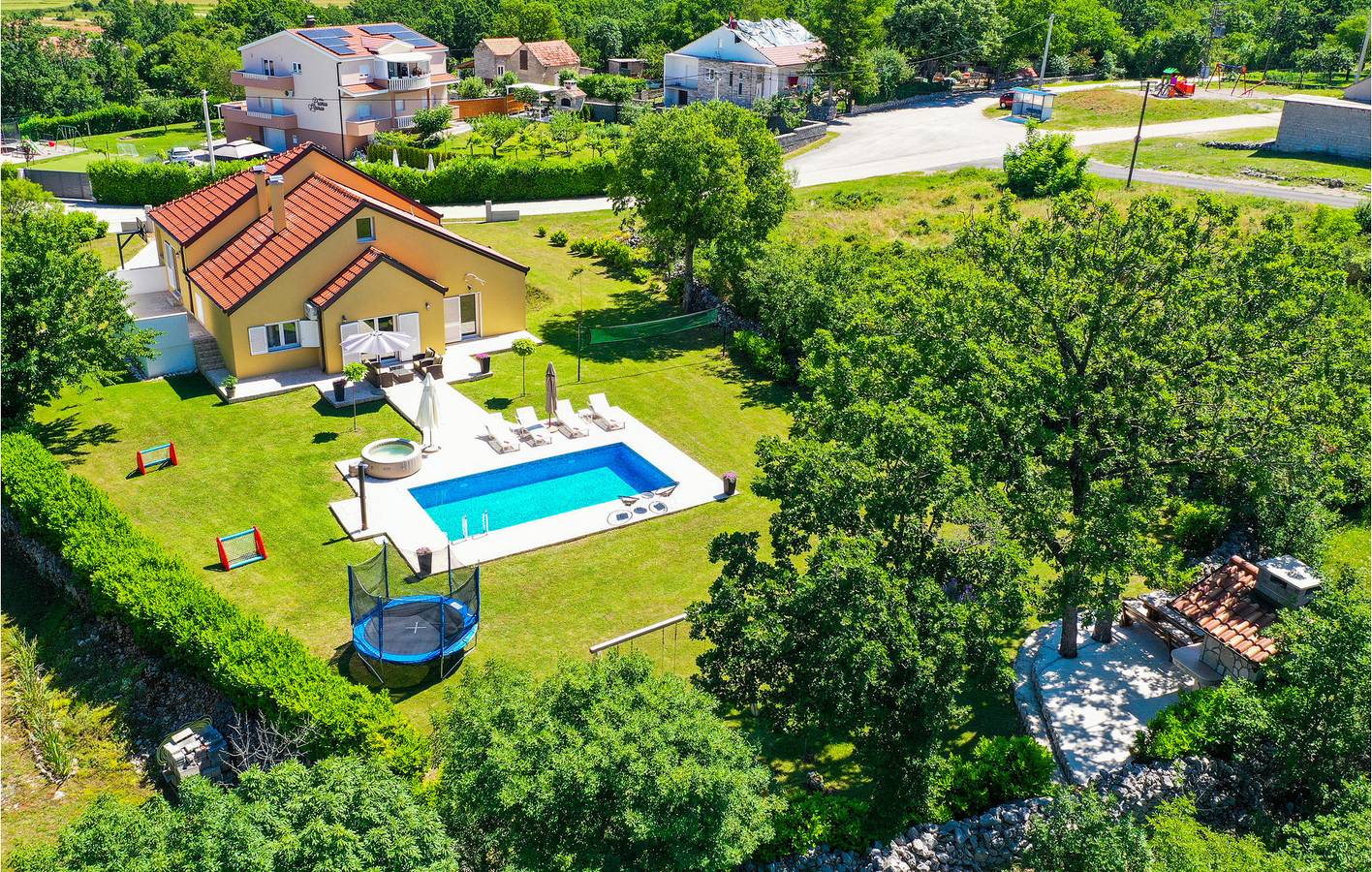 Reizende 2-Zimmer-Wohnung mit Pool und Terrasse, 500 m vom Fluss Ričina entfernt in Imotski, Makarska Riviera
