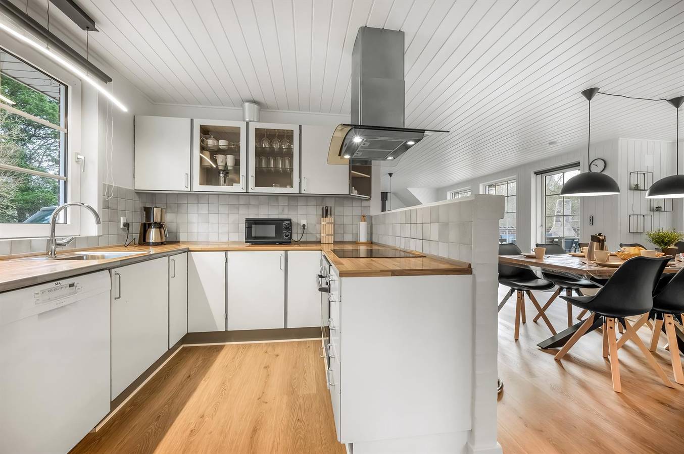 Stunning home in Oksbøl w/ 5 Bedrooms, Sauna and Indoor swimming pool in Jegum, Jegum Ferieland